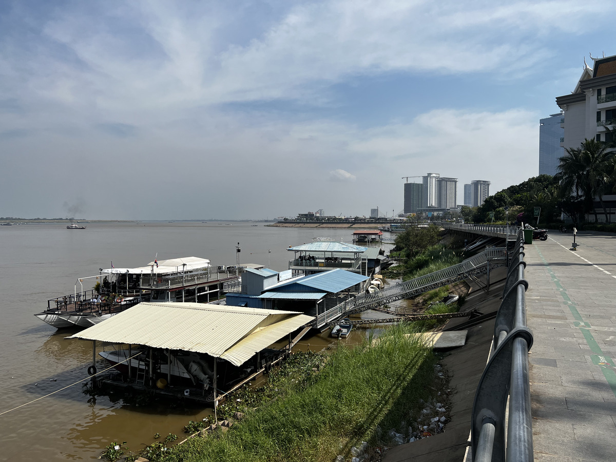 Picture Cambodia Phnom Penh 2024-01 154 - Hotel Pools Phnom Penh