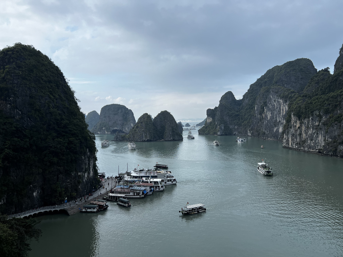 Picture Vietnam Ha Long Bay Sung Sot Cave 2024-01 45 - City Sung Sot Cave