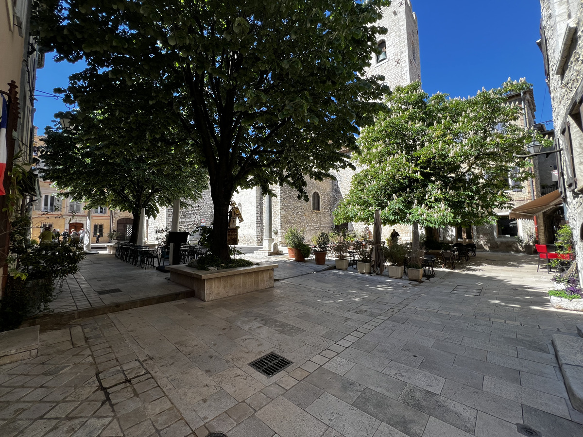 Picture France Vence 2024-04 64 - Night Vence