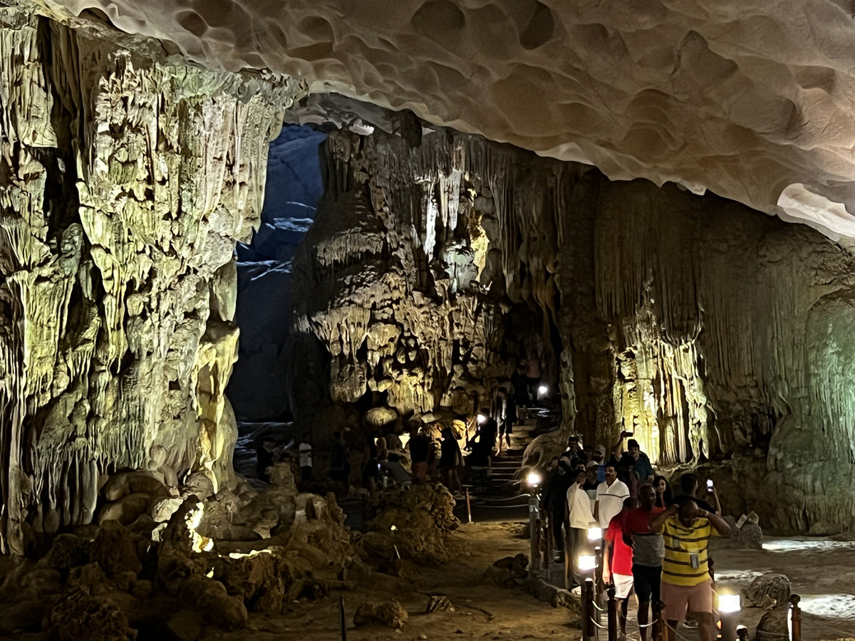 Picture Vietnam Ha Long Bay Sung Sot Cave 2024-01 57 - Hotel Sung Sot Cave