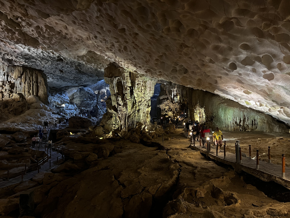 Picture Vietnam Ha Long Bay Sung Sot Cave 2024-01 42 - Monuments Sung Sot Cave