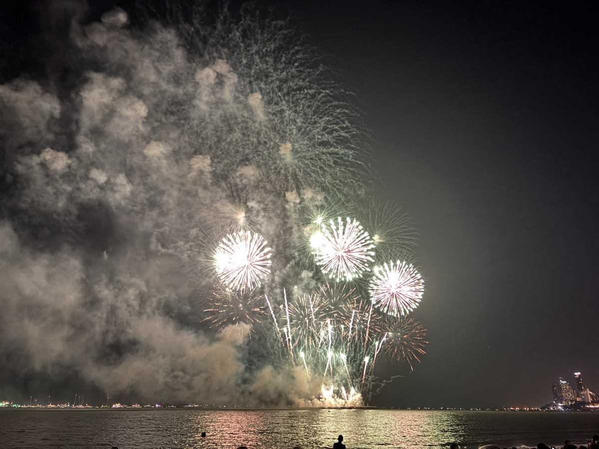 Picture Thailand Pattaya Fireworks 2024-12 77 - Hotel Pool Fireworks