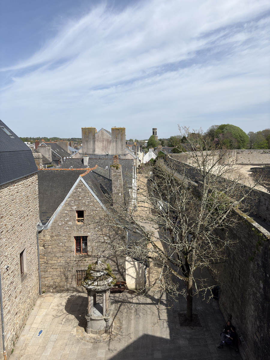 Picture France Concarneau Ville close 2026-04 55 - Savings Ville close