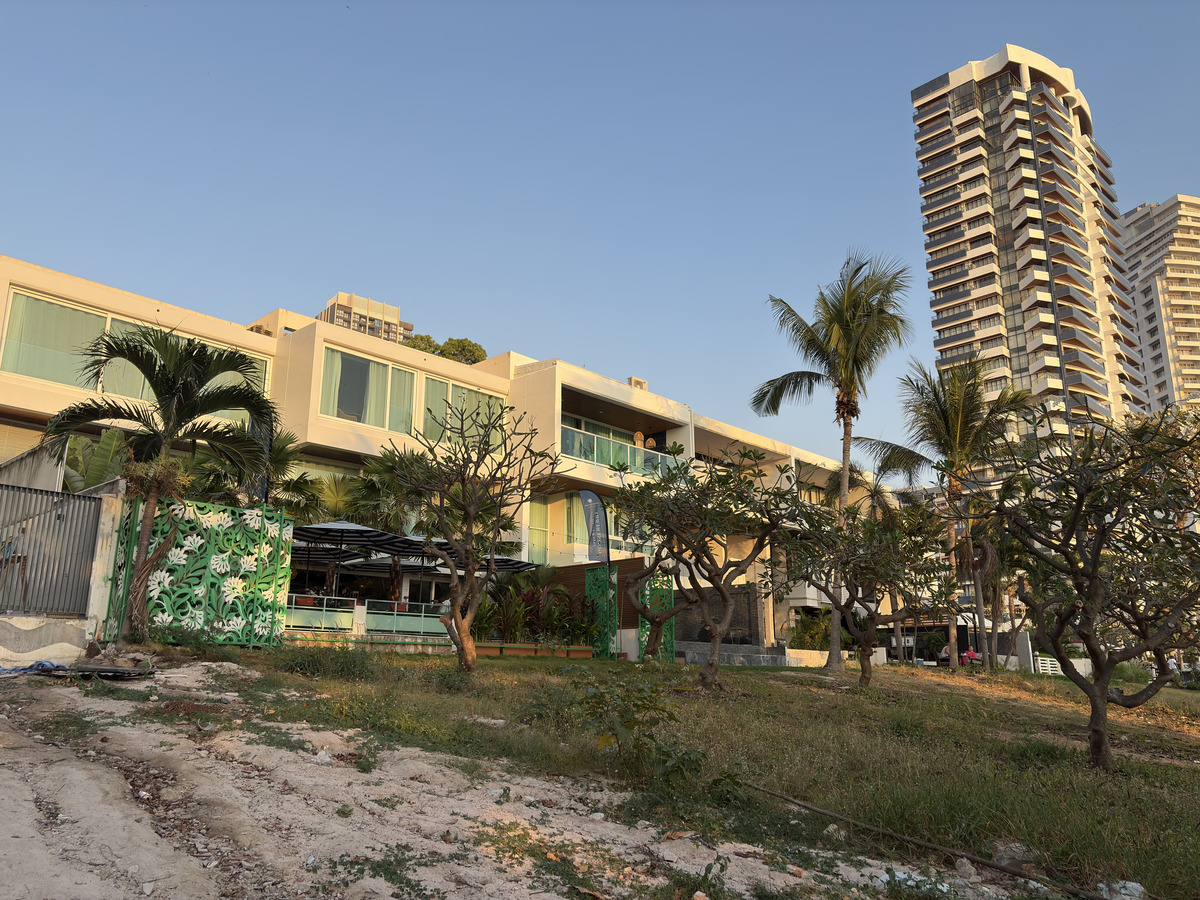 Picture Thailand Pattaya Dongtan beach 2025-12 14 - Lands Dongtan beach
