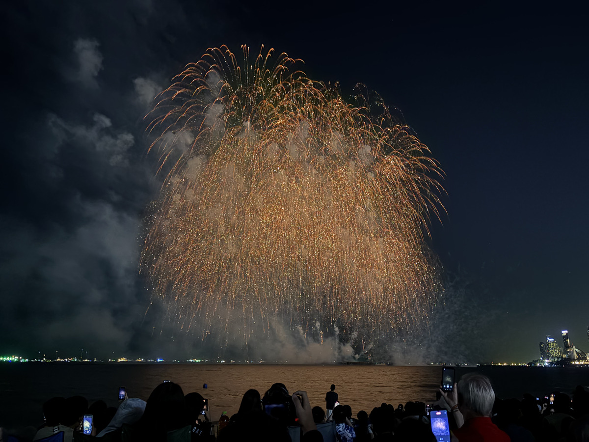 Picture Thailand Pattaya Fireworks 2024-12 84 - Waterfall Fireworks
