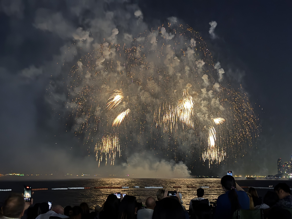 Picture Thailand Pattaya Fireworks 2024-12 96 - Hotel Pool Fireworks
