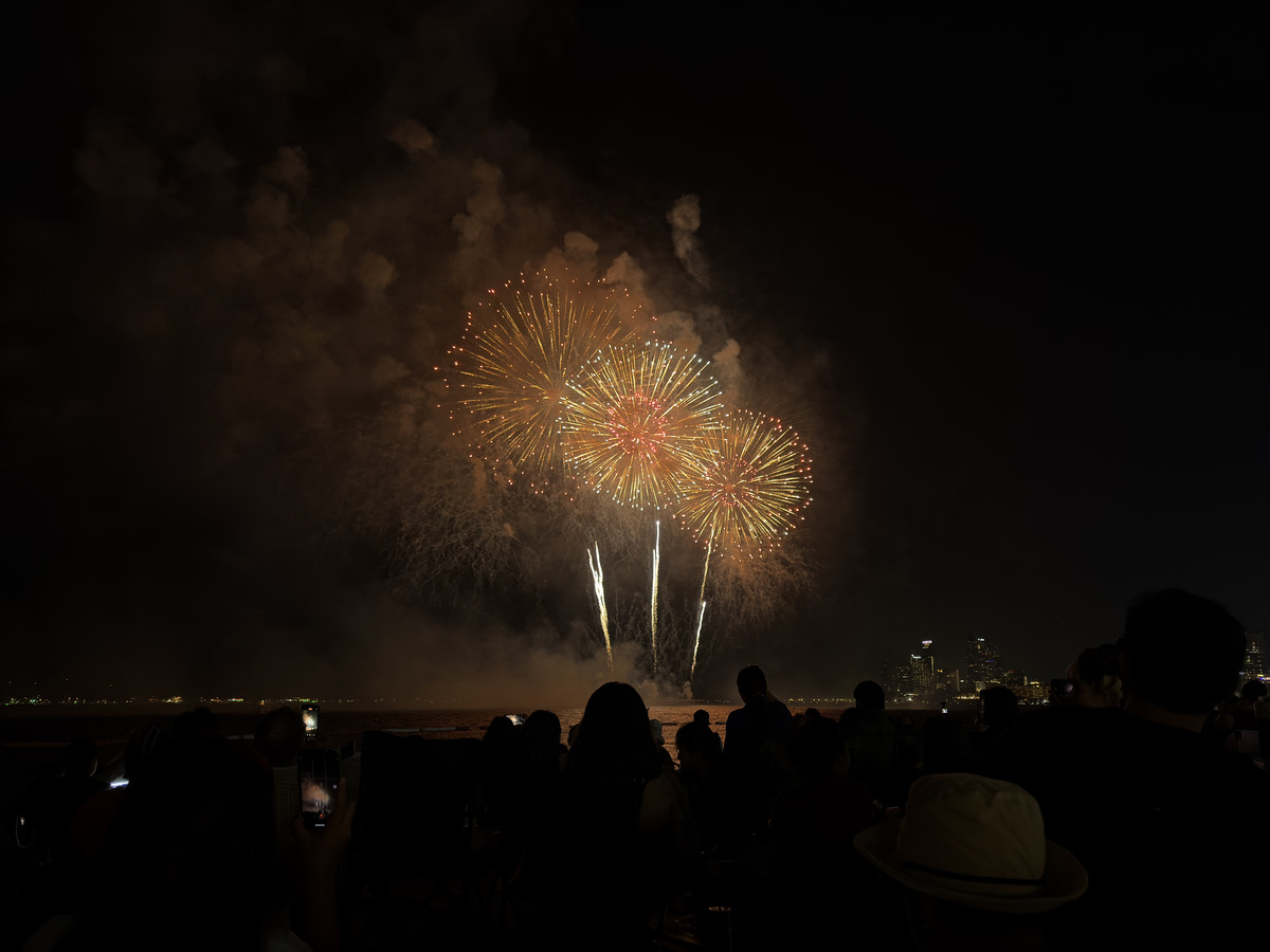 Picture Thailand Pattaya Fireworks 2024-12 5 - Hotel Fireworks