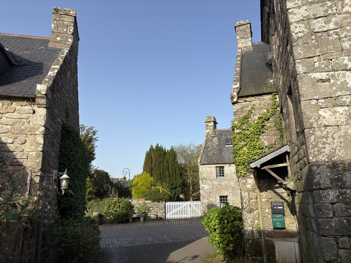 Picture France Locronan 2026-04 93 - Lakes Locronan