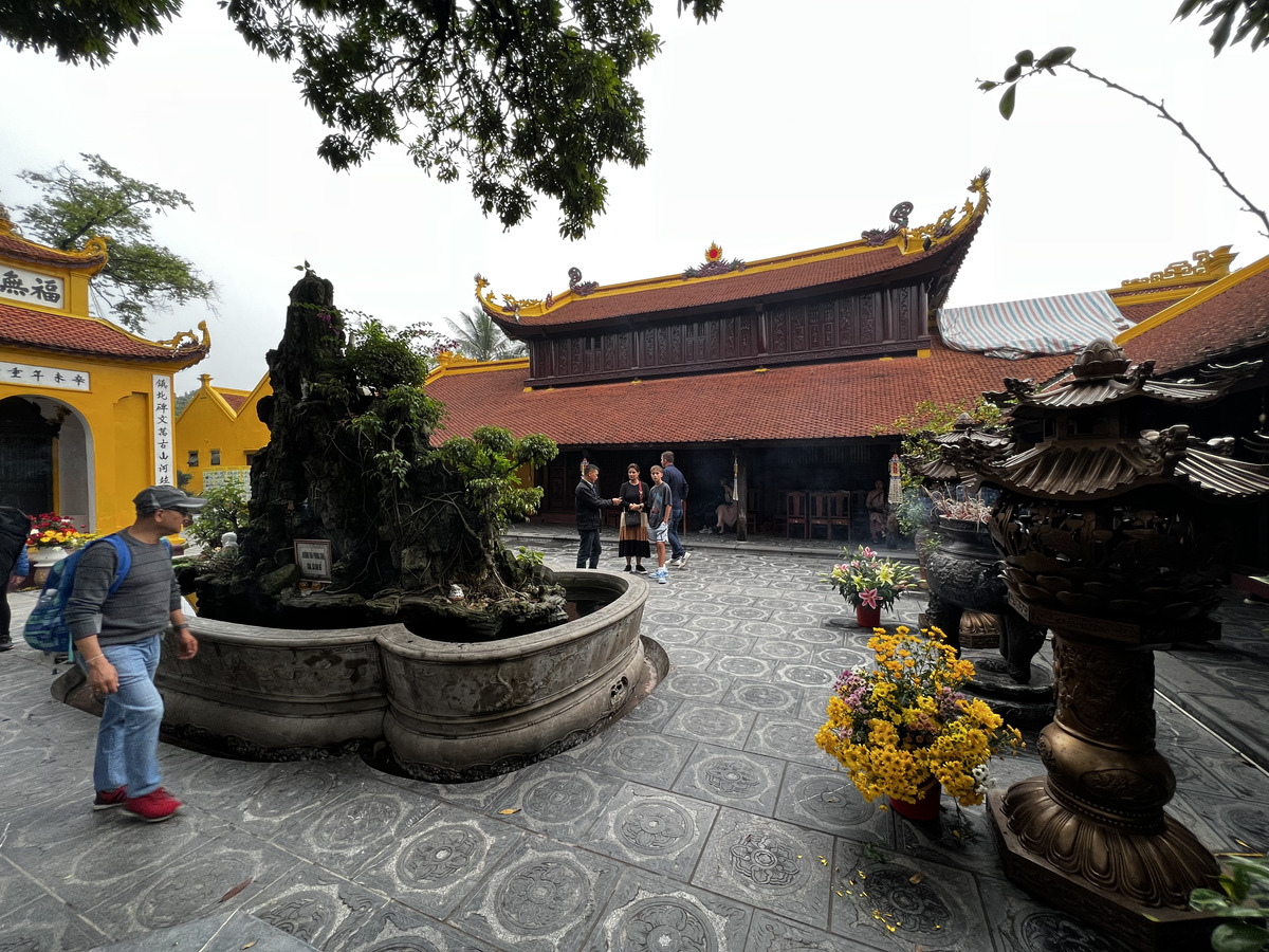 Picture Vietnam Hanoi Tran Quoc Pagoda 2024-01 9 - Transport Tran Quoc Pagoda