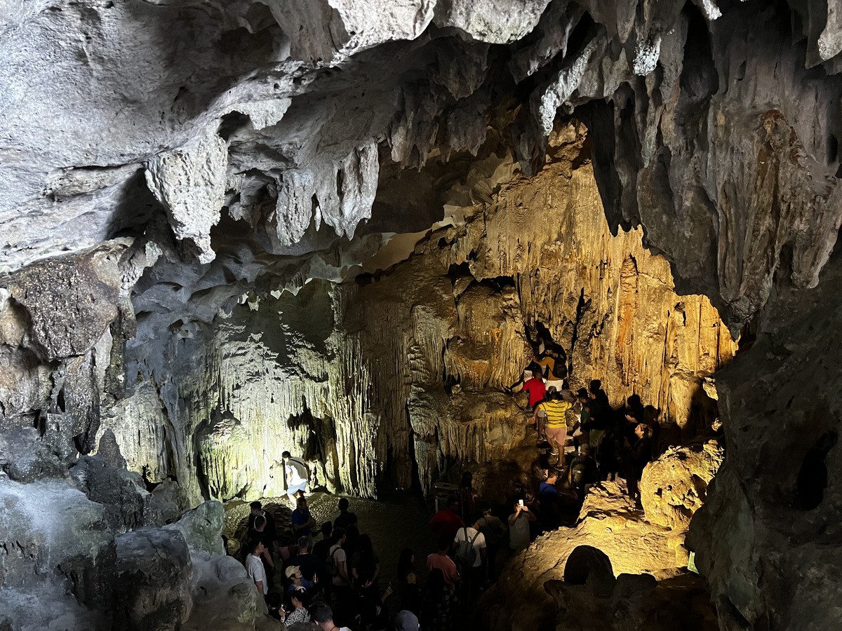 Picture Vietnam Ha Long Bay Sung Sot Cave 2024-01 44 - Restaurant Sung Sot Cave