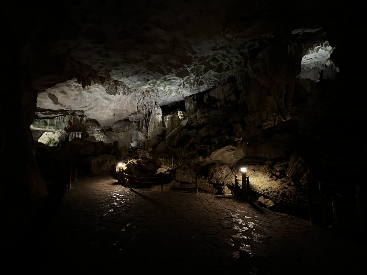 Picture Vietnam Ha Long Bay Sung Sot Cave 2024-01 32 - Lakes Sung Sot Cave