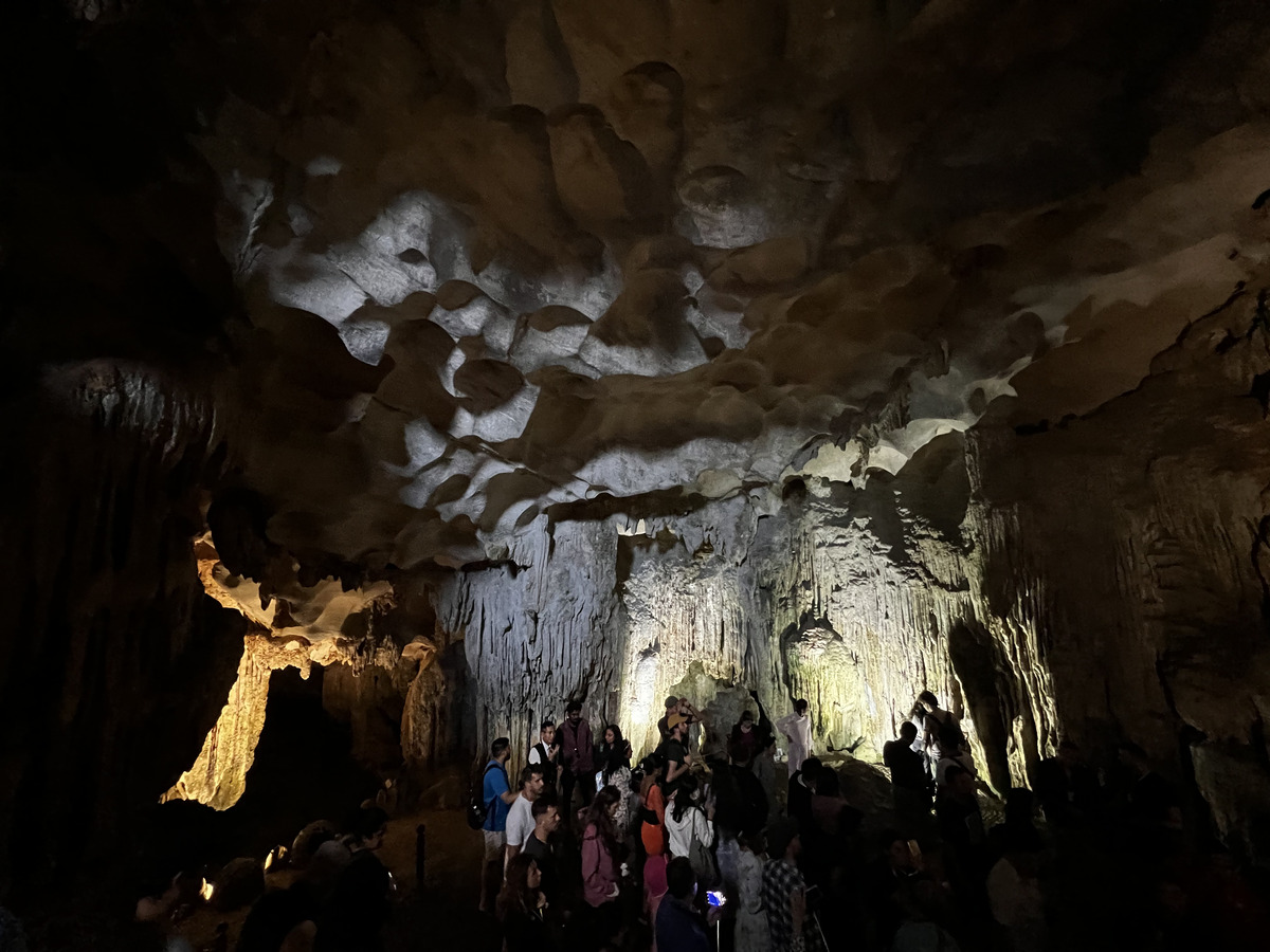 Picture Vietnam Ha Long Bay Sung Sot Cave 2024-01 31 - Cost Sung Sot Cave
