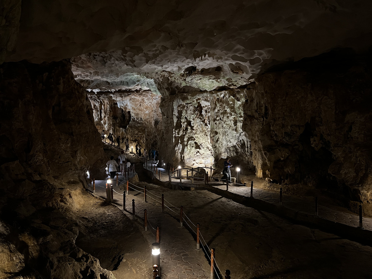 Picture Vietnam Ha Long Bay Sung Sot Cave 2024-01 59 - Summer Sung Sot Cave