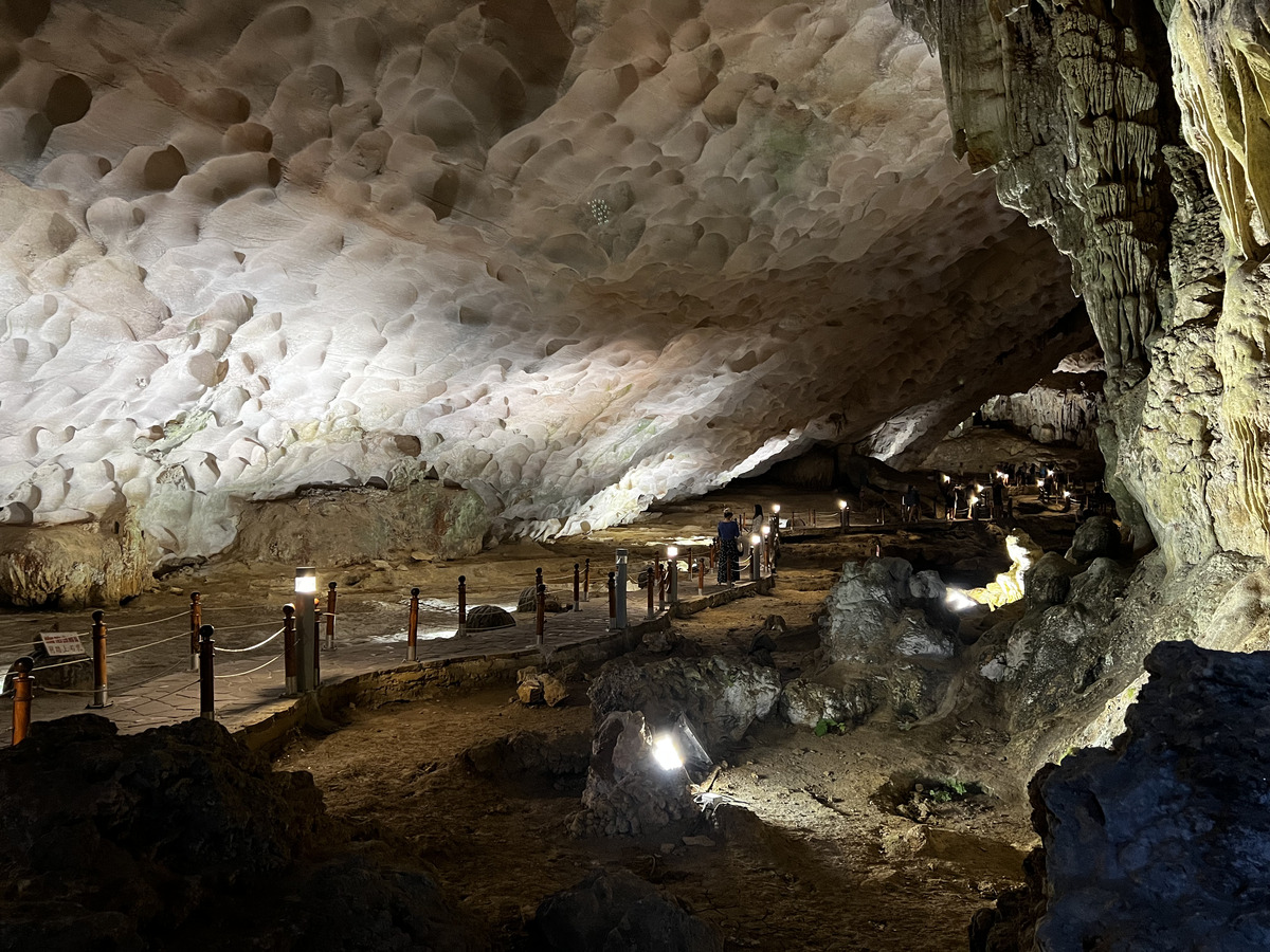 Picture Vietnam Ha Long Bay Sung Sot Cave 2024-01 15 - Sauna Sung Sot Cave