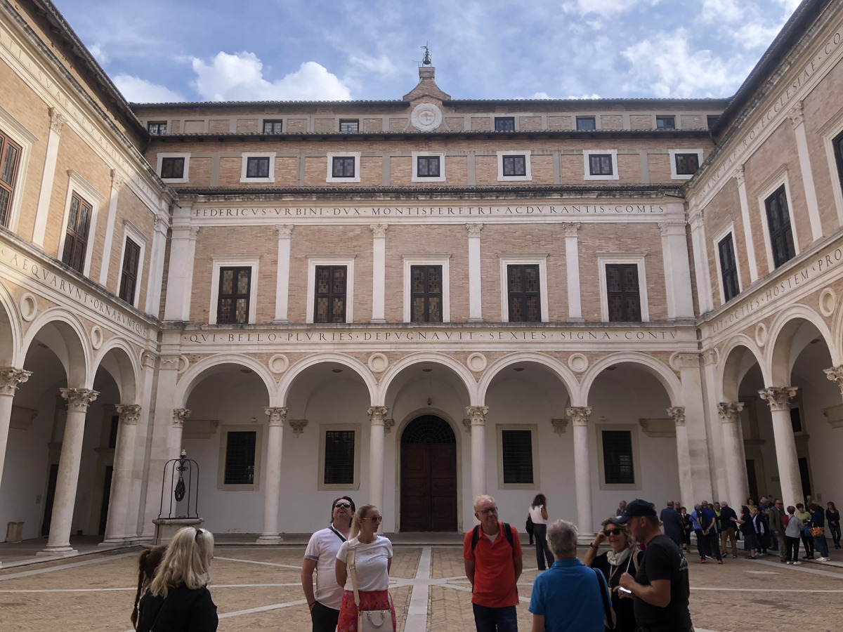 Picture Italy Urbino 2024-09 100 - Shopping Urbino