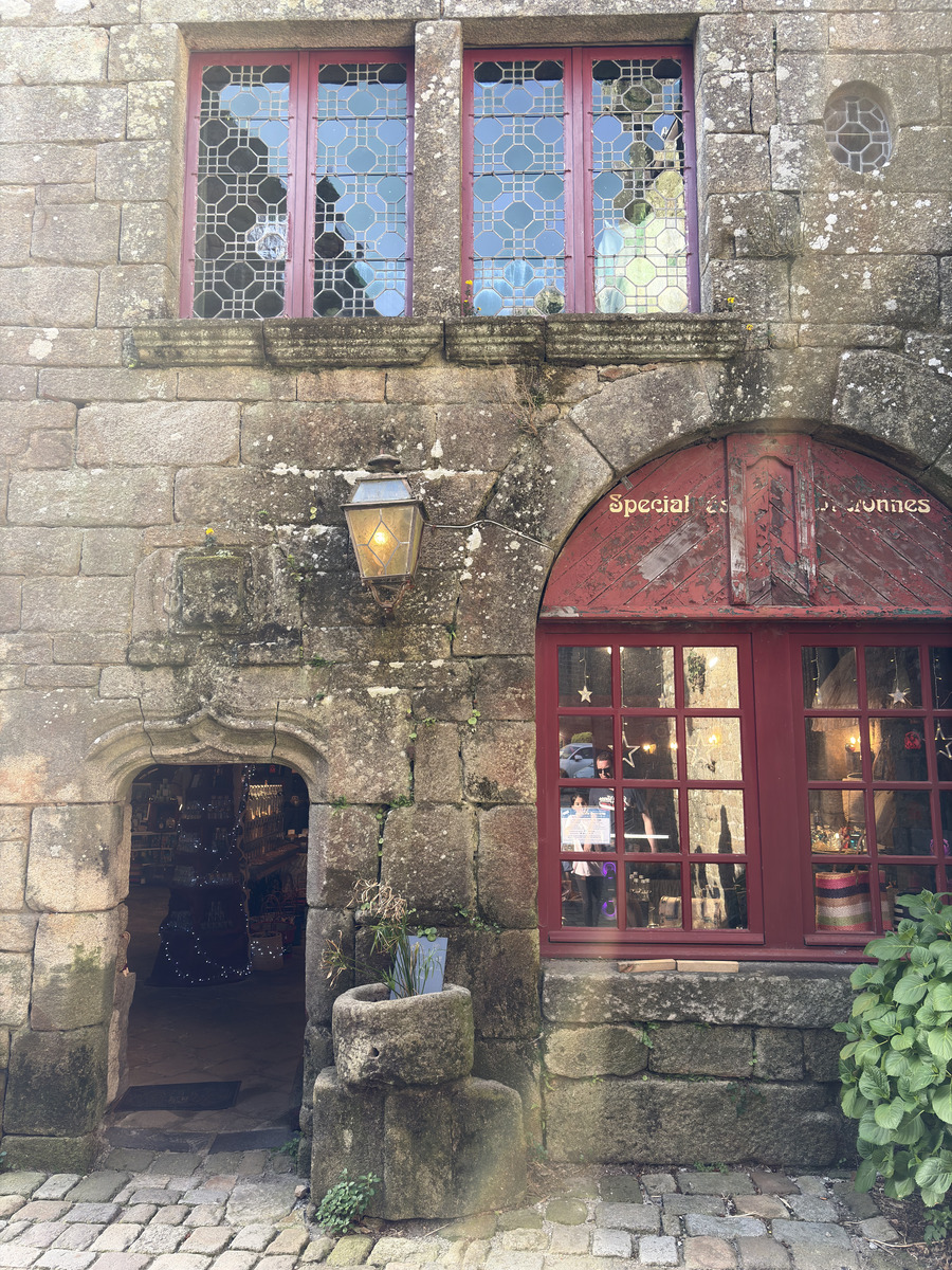 Picture France Locronan 2026-04 96 - Savings Locronan
