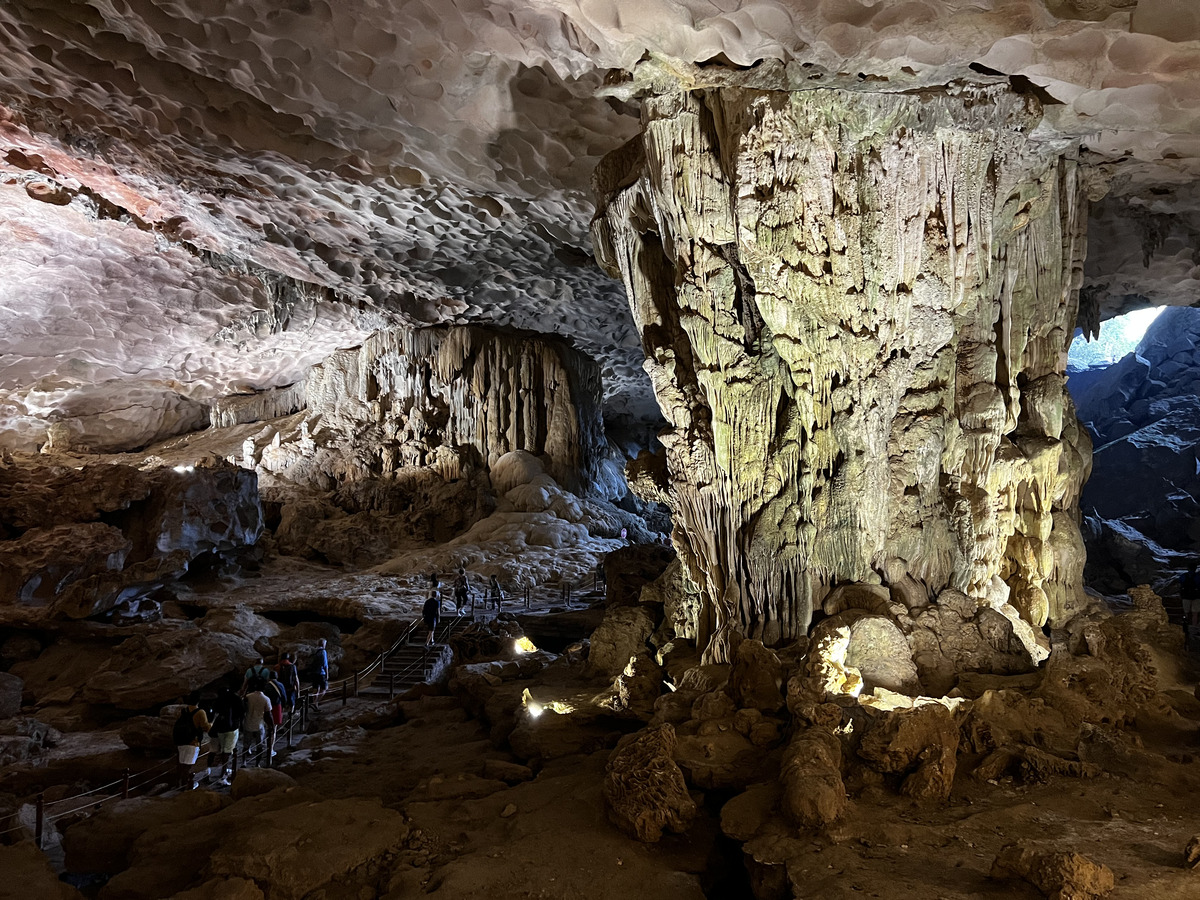 Picture Vietnam Ha Long Bay Sung Sot Cave 2024-01 4 - Cost Sung Sot Cave