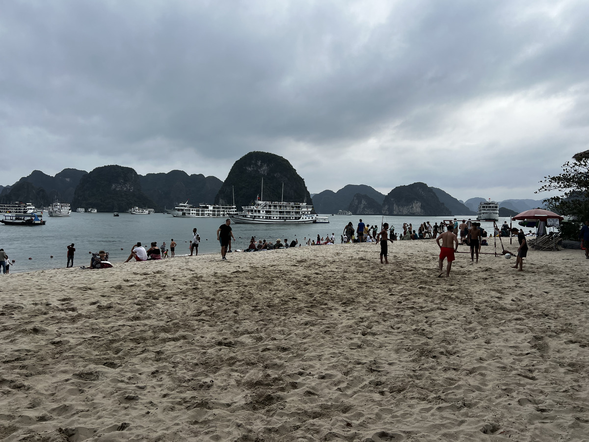 Picture Vietnam Ha Long Bay 2024-01 117 - Waterfall Ha Long Bay