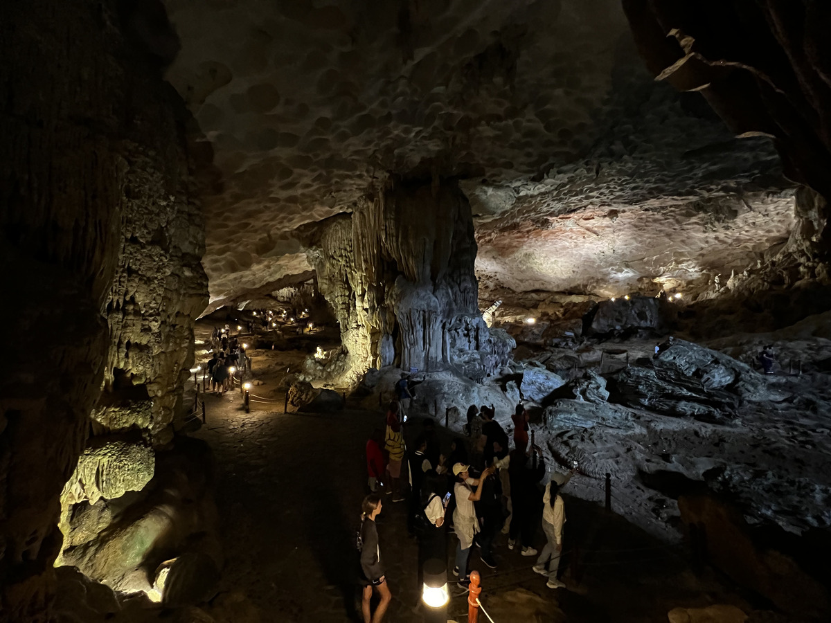 Picture Vietnam Ha Long Bay Sung Sot Cave 2024-01 37 - Sauna Sung Sot Cave