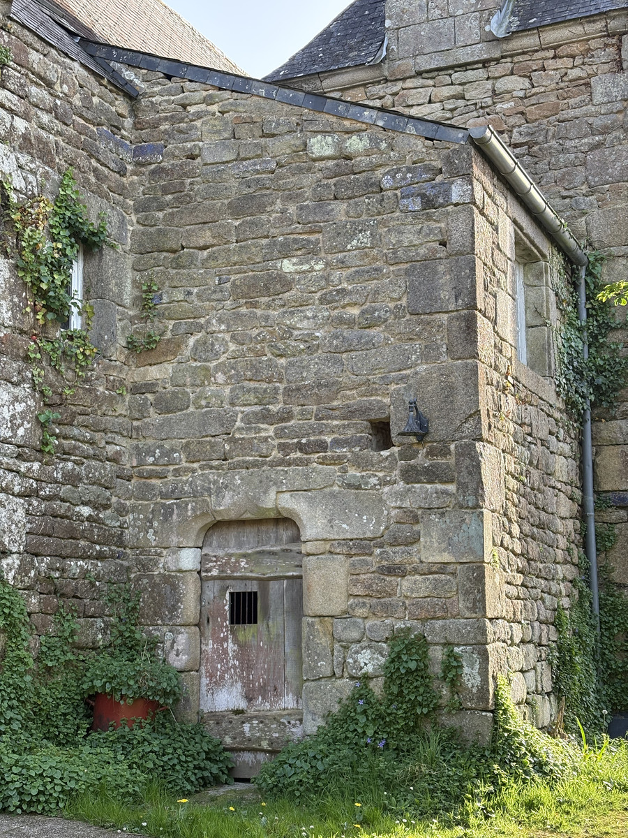 Picture France Locronan 2026-04 107 - Waterfalls Locronan