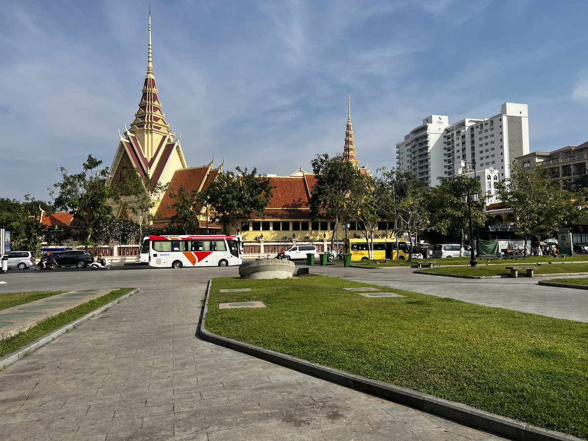 Picture Cambodia Phnom Penh Royal Palace 2024-01 8 - To see Royal Palace