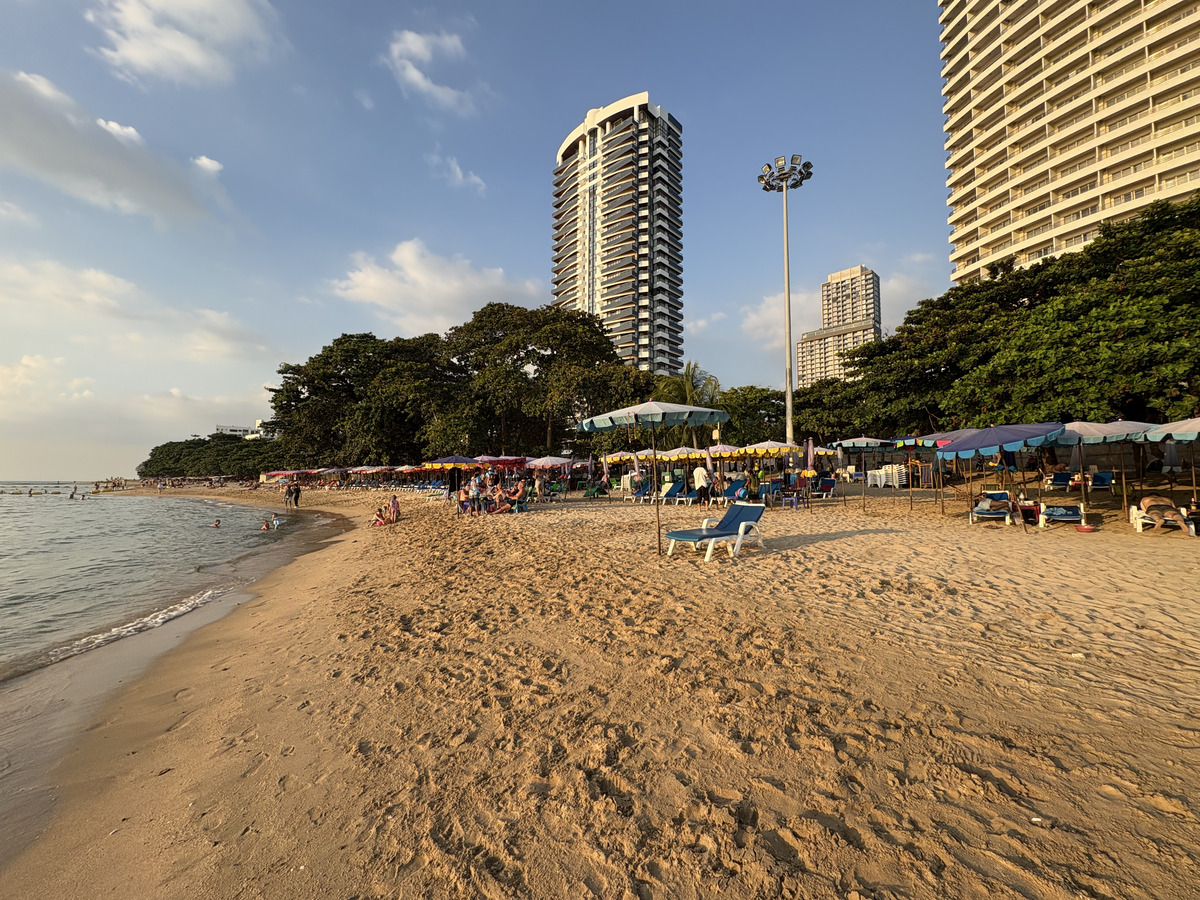 Picture Thailand Pattaya Dongtan beach 2025-12 18 - Night Dongtan beach