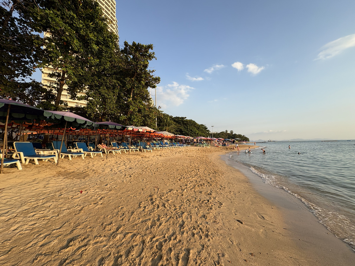 Picture Thailand Pattaya Dongtan beach 2025-12 10 - Winter Dongtan beach
