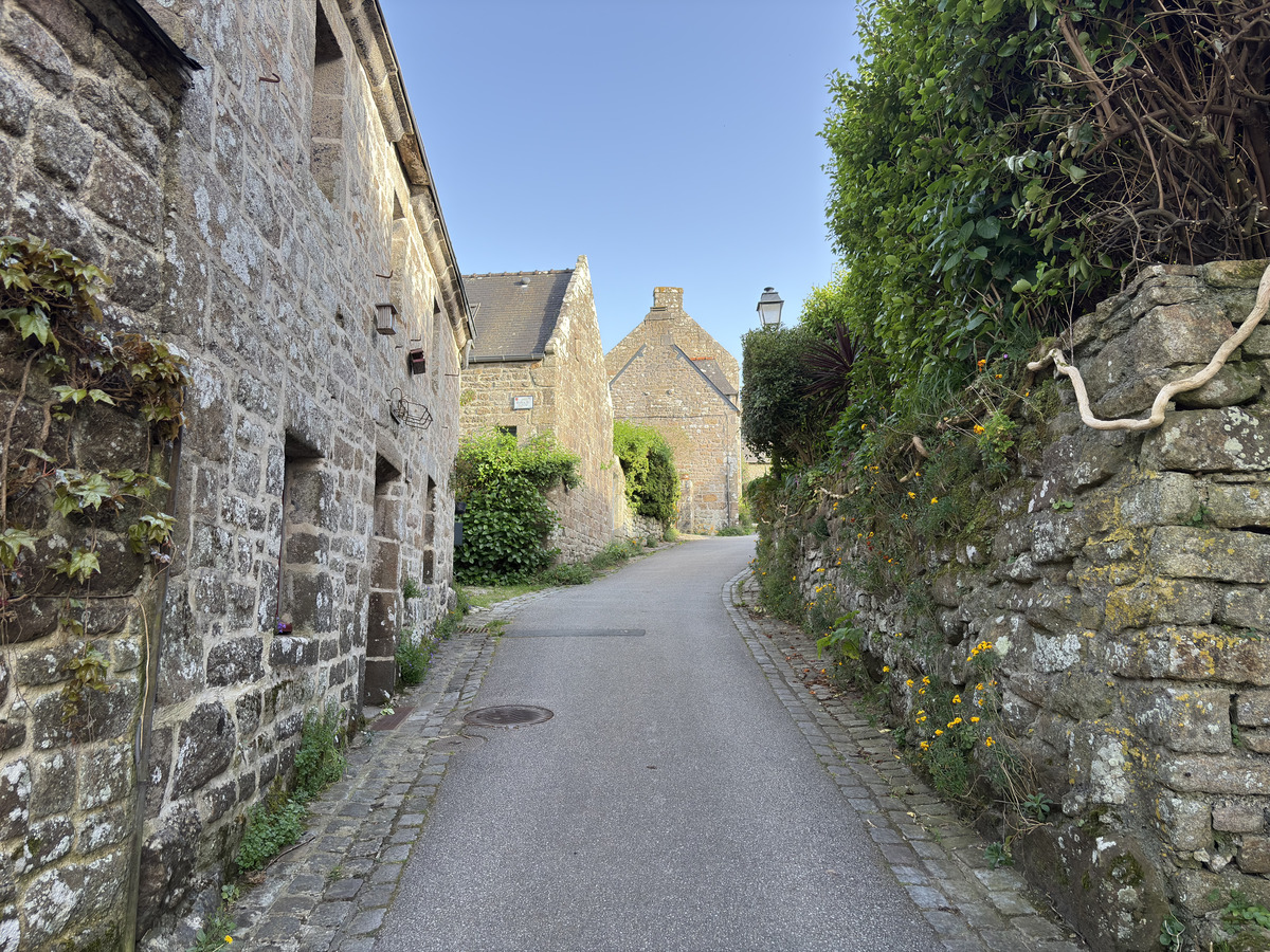 Picture France Locronan 2026-04 8 - Lands Locronan