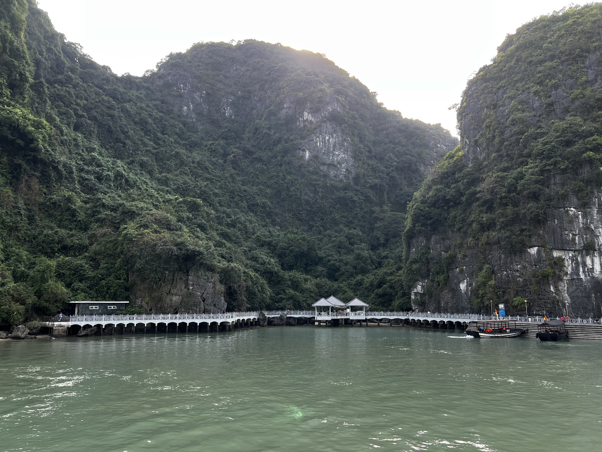 Picture Vietnam Ha Long Bay 2024-01 18 - Shopping Ha Long Bay