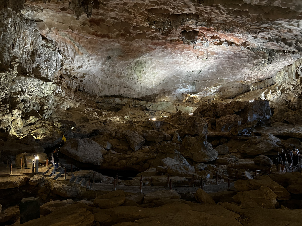Picture Vietnam Ha Long Bay Sung Sot Cave 2024-01 68 - Rental Sung Sot Cave