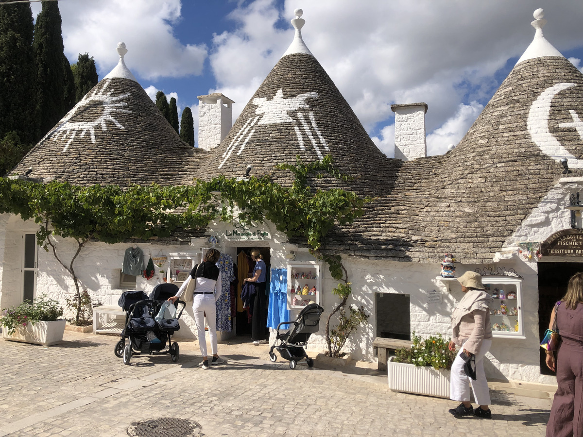 Picture Italy Alberobello 2024-09 120 - Summer Alberobello